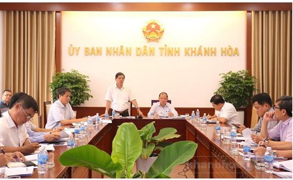 Ông Nguyễn Tấn Tuân - Phó Bí thư Tỉnh ủy, Chủ tịch UBND tỉnh (đứng giữa) phát biểu chỉ đạo tại cuộc họp. Ông Nguyễn Tấn Tuân - Phó Bí thư Tỉnh ủy, Chủ tịch UBND tỉnh (đứng giữa) phát biểu chỉ đạo tại cuộc họp.